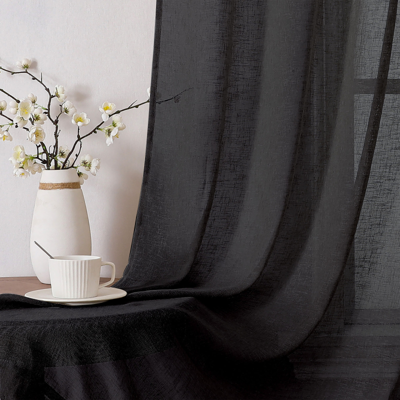 Juoda poliesterio užuolaida, presuota tekstūra, skaidri matoma, vienos spalvos raštas, šiuolaikinis minimalistinis stilius