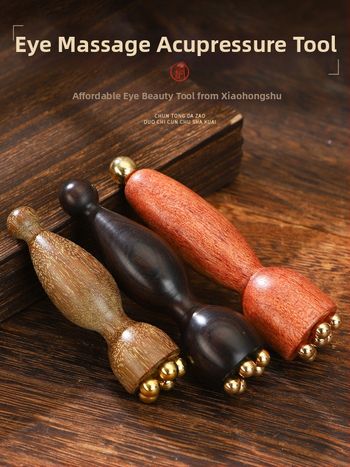 Bronzas sejas masieris ar acu akupunktūras instrumentu un sandaļkoku