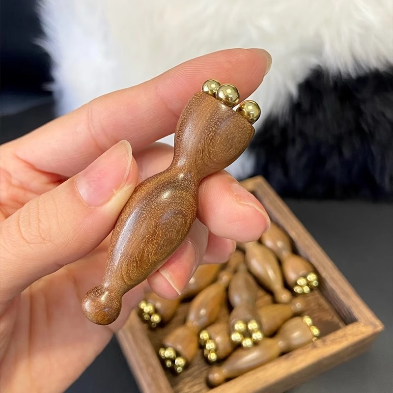 Bronzas sejas masieris ar acu akupunktūras instrumentu un sandaļkoku