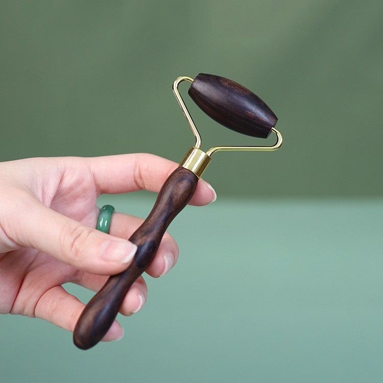 Puidust näomassaažirull – käsitsi näomassaaži tööriist, naha pingutamiseks; materjal: kõva puit; ilma elektrita