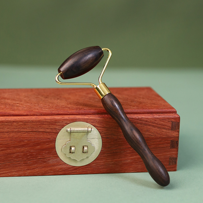 Puidust näomassaažirull – käsitsi näomassaaži tööriist, naha pingutamiseks; materjal: kõva puit; ilma elektrita