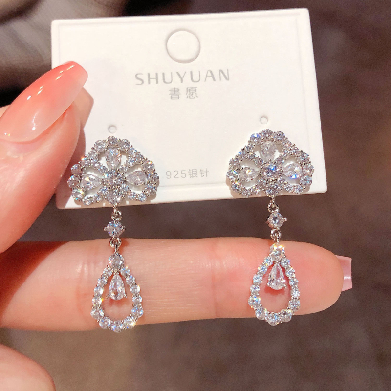 Auskarai – rhinestone vandens lašai su gėlės motyvu ir kutais, Shinohara Mo, ruduo 2022