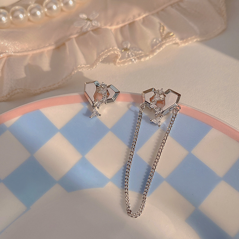 Auskarai - asimetrinis grandinės meilės dizainas, širdies motyvas, varis, elektroplatavimas, kilmė Yiwu