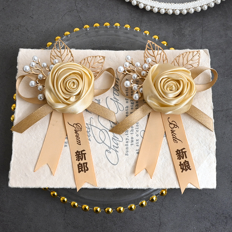 Kinų stiliaus vestuvinė boutonnière rinkinys — šilko gėlės jaunikiui, nuotakai, liudytojams ir pabroliams, šeimos komplektas