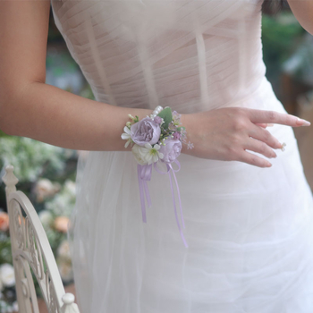 Pērlēm veidots rokas zieds, meža stils