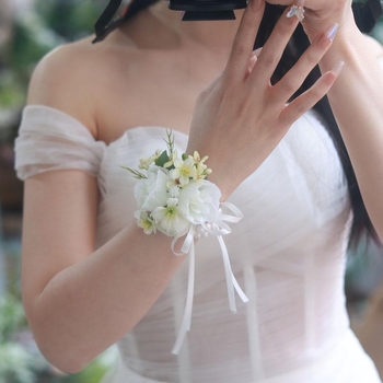 Pērlēm veidots rokas zieds, meža stils