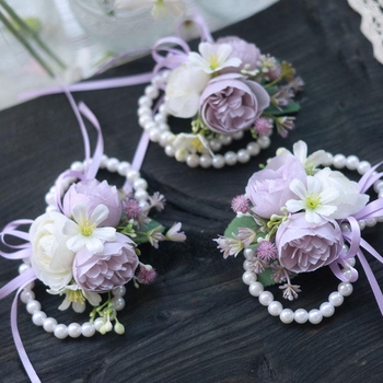 Pērlēm veidots rokas zieds, meža stils