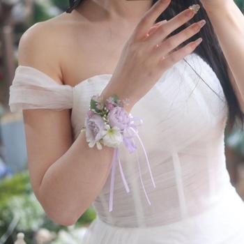 Pērlēm veidots rokas zieds, meža stils