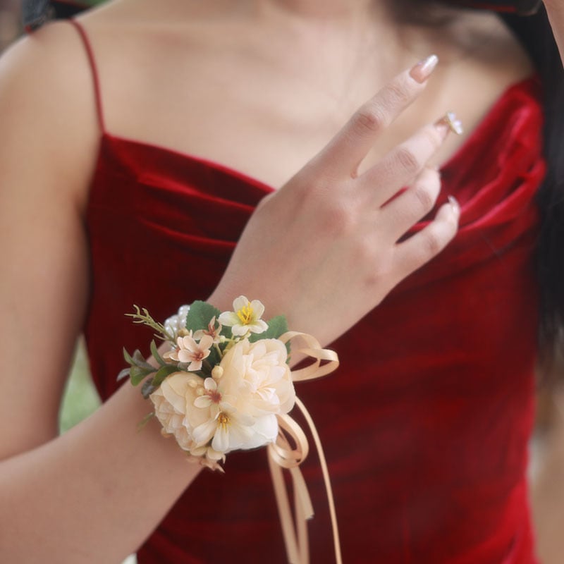 Pērlēm veidots rokas zieds, meža stils