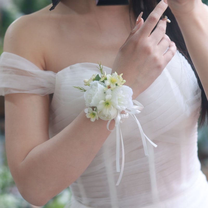 Pērlēm veidots rokas zieds, meža stils