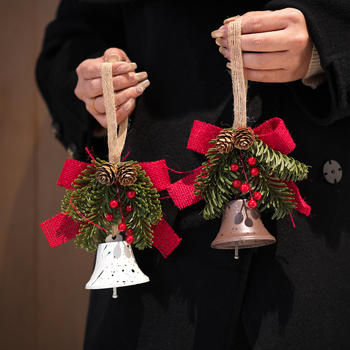 Висулка за Коледно дърво: камбанка, панделка и шишарка, минималистичен стил, метална изработка, Bolin