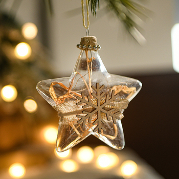 Caurskatāma stikla Ziemassvētku bumba ar kristāla spīdumu - rokdarbs, mūsdienīgs minimālisma stils; dāvana kolēģiem un draugiem