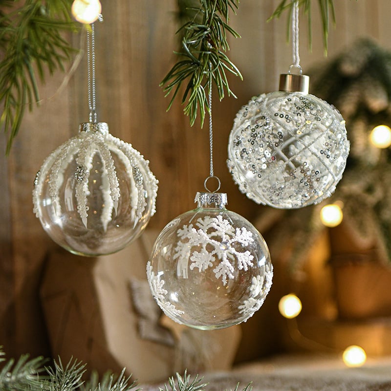 Caurskatāma stikla Ziemassvētku bumba ar kristāla spīdumu - rokdarbs, mūsdienīgs minimālisma stils; dāvana kolēģiem un draugiem