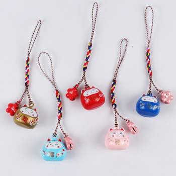 Metalo varpelio pakabukas su laimingos katės ir vyšnios žiedų motyvais