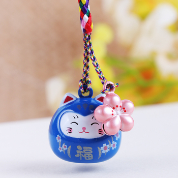 Metalo varpelio pakabukas su laimingos katės ir vyšnios žiedų motyvais
