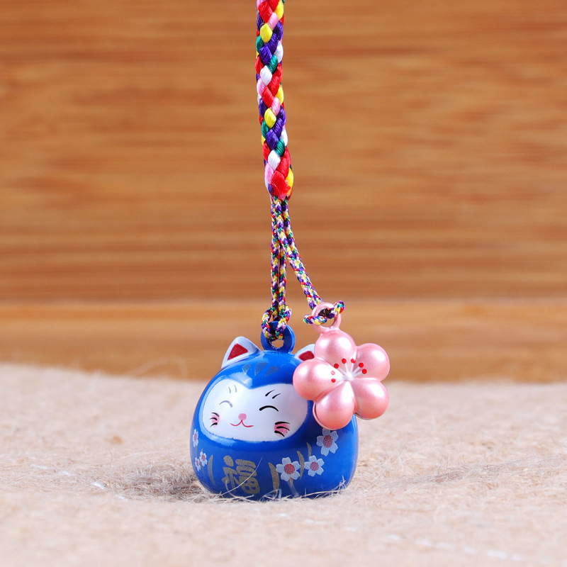 Metalo varpelio pakabukas su laimingos katės ir vyšnios žiedų motyvais