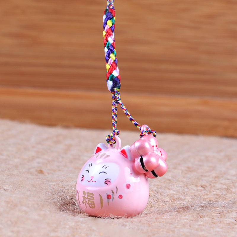 Metalo varpelio pakabukas su laimingos katės ir vyšnios žiedų motyvais