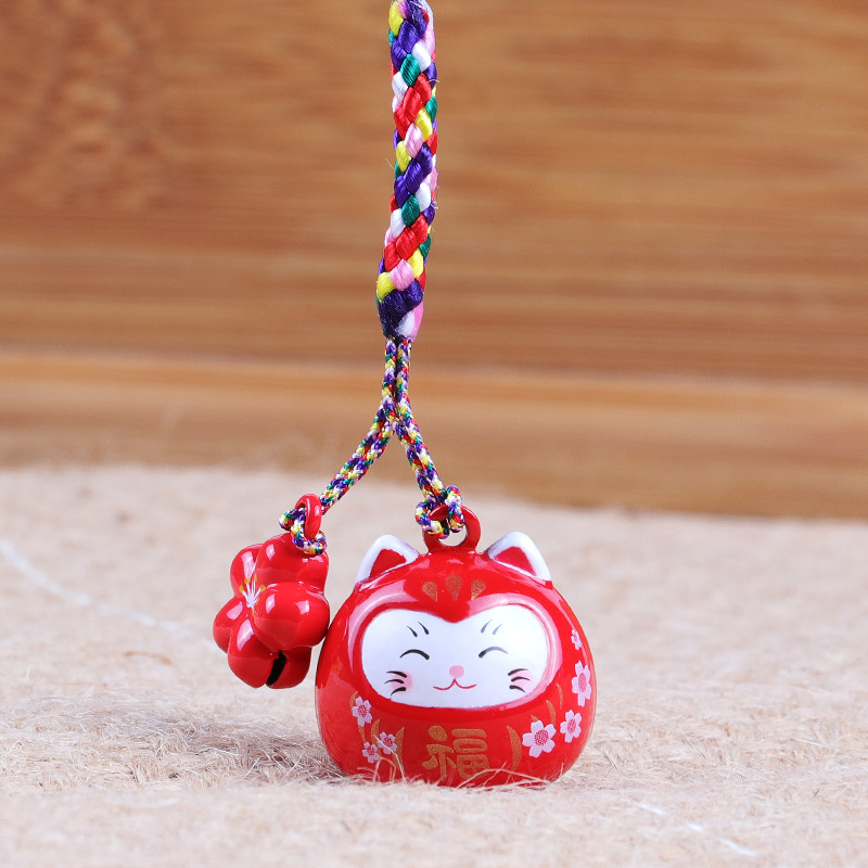 Metalo varpelio pakabukas su laimingos katės ir vyšnios žiedų motyvais