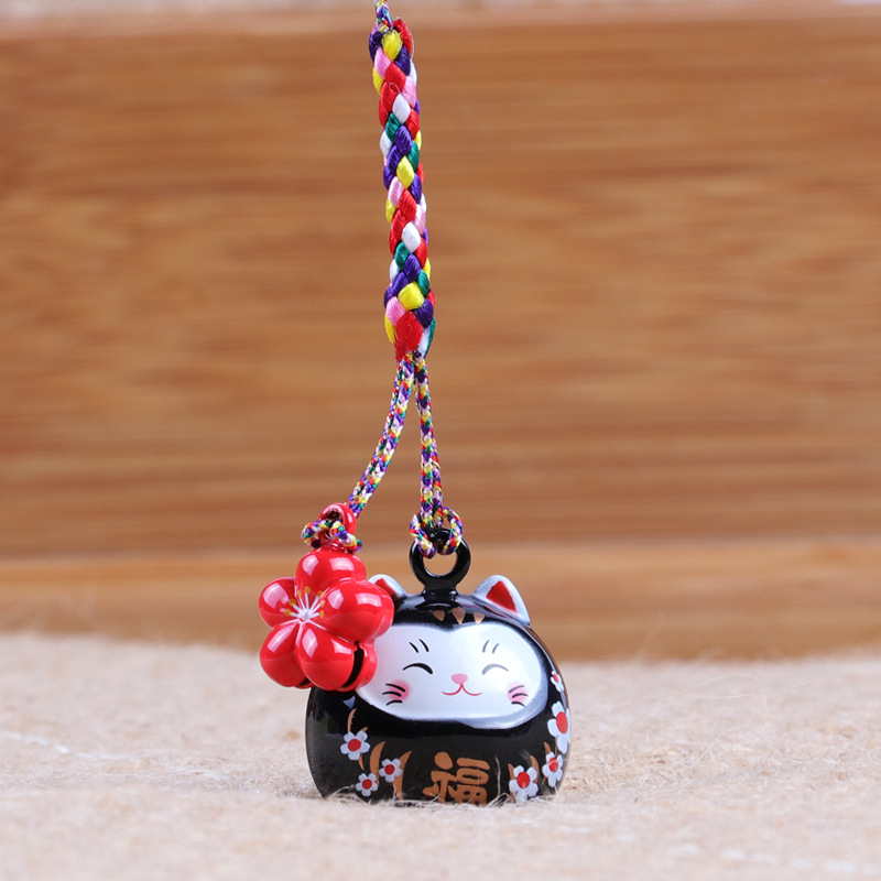 Metalo varpelio pakabukas su laimingos katės ir vyšnios žiedų motyvais