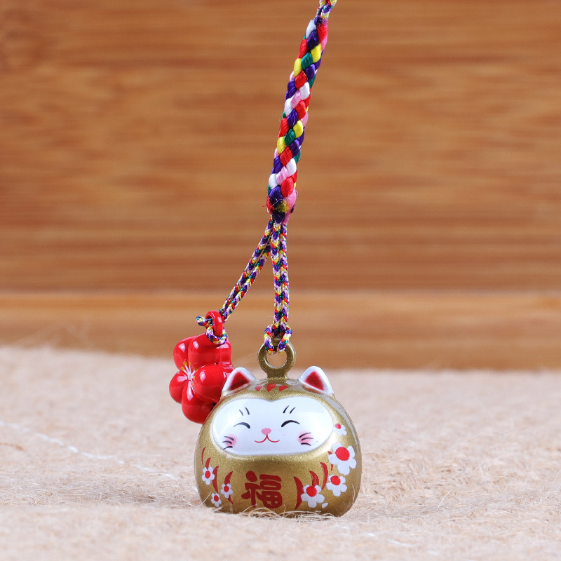 Metalo varpelio pakabukas su laimingos katės ir vyšnios žiedų motyvais