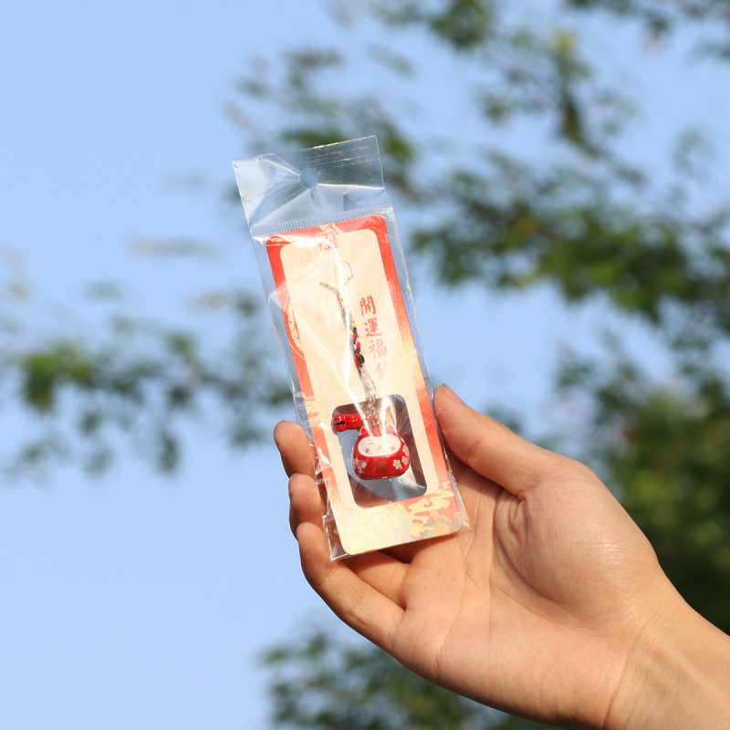 Metalo varpelio pakabukas su laimingos katės ir vyšnios žiedų motyvais