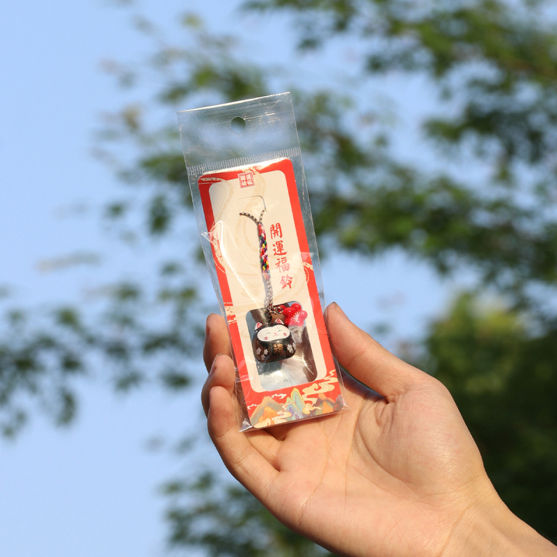 Metalo varpelio pakabukas su laimingos katės ir vyšnios žiedų motyvais