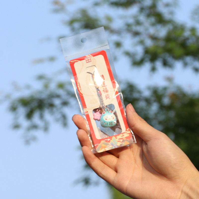 Metalo varpelio pakabukas su laimingos katės ir vyšnios žiedų motyvais