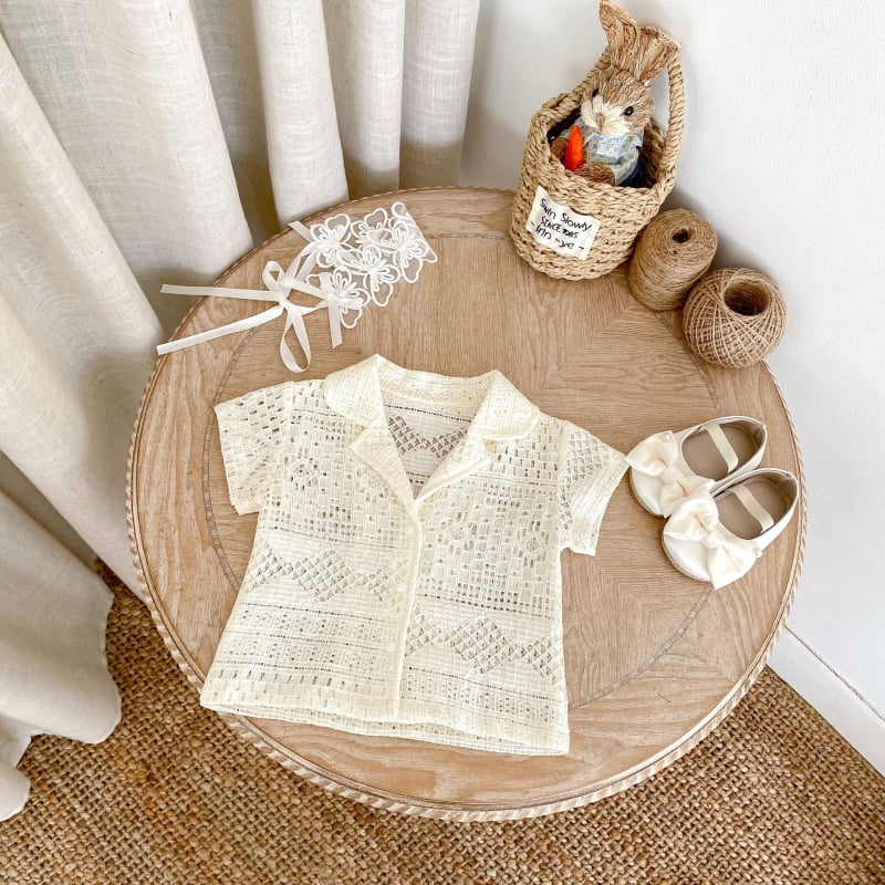 Unisex dječja košulja s kratkim rukavima, lagani materijal i prozirni čipkasti detalj – ljeto 2025