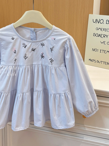 Cămașă de fetițe din bumbac, mânecă lungă, cusături cu mici flori, guler rotund, stil casual, primăvara 2025