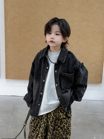 Berniukų džinsinė marškiniai-jack, laisvalaikio stilius, kaubojo audinys, raidžių atspaudas, vienos eilės užsegimas