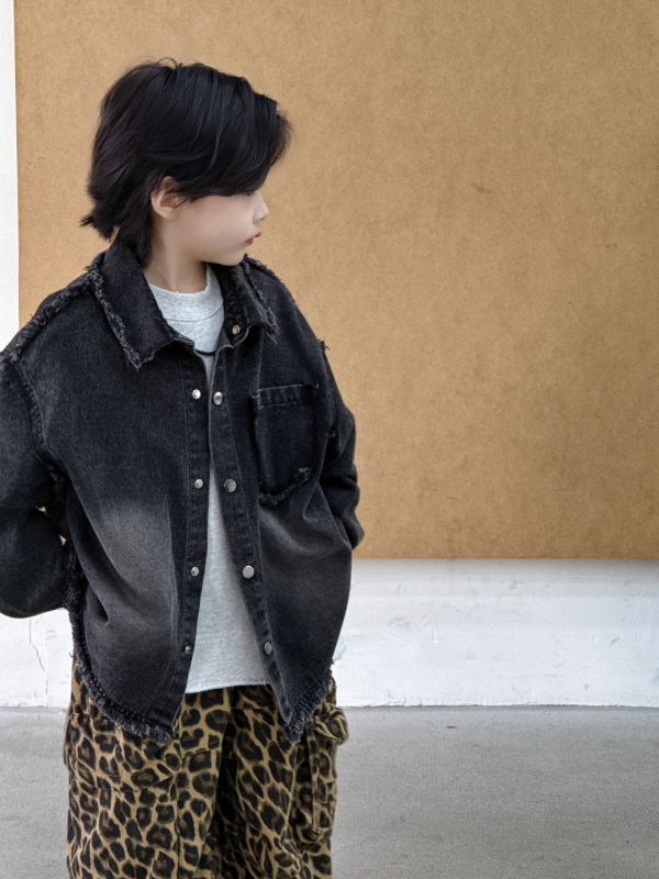 Berniukų džinsinė marškiniai-jack, laisvalaikio stilius, kaubojo audinys, raidžių atspaudas, vienos eilės užsegimas