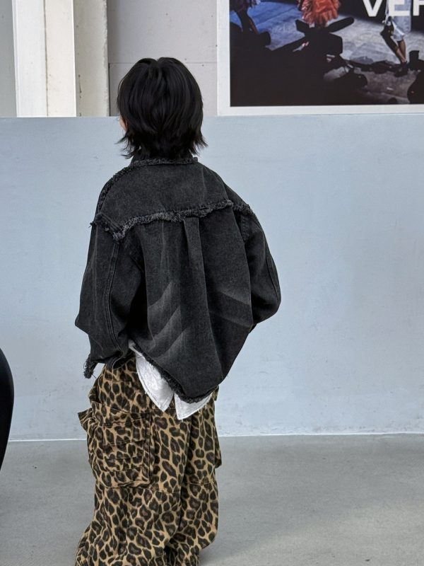 Berniukų džinsinė marškiniai-jack, laisvalaikio stilius, kaubojo audinys, raidžių atspaudas, vienos eilės užsegimas