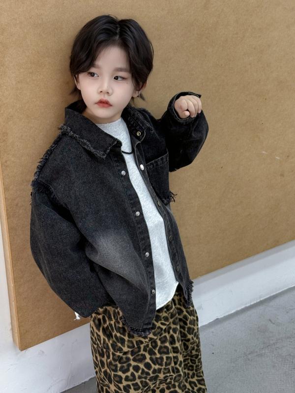 Berniukų džinsinė marškiniai-jack, laisvalaikio stilius, kaubojo audinys, raidžių atspaudas, vienos eilės užsegimas