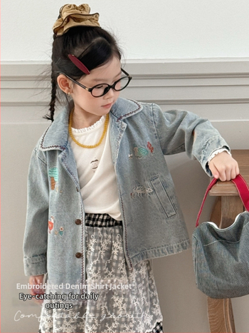 Džinsiniai marškiniai-jakaitė su siuvinėjimu, ruduo 2025, 64% medvilnė, vienu eiliu užsegimas