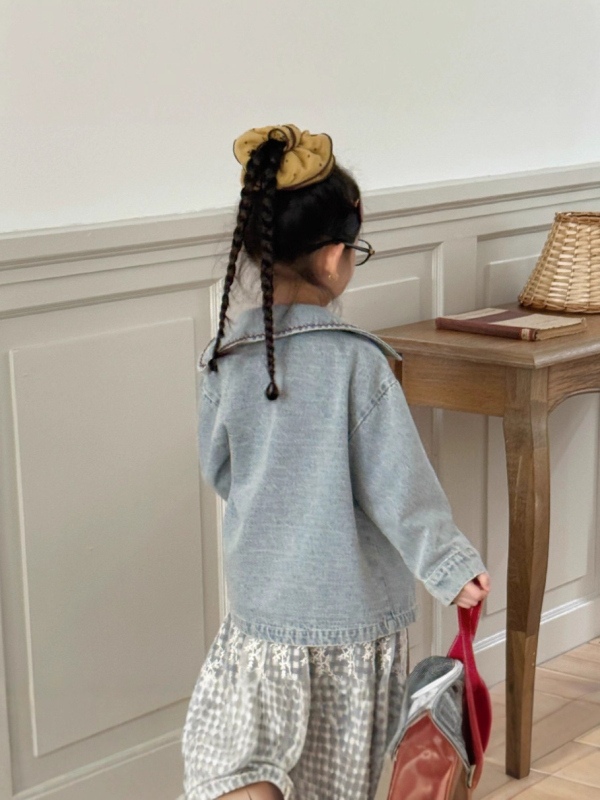 Džinsiniai marškiniai-jakaitė su siuvinėjimu, ruduo 2025, 64% medvilnė, vienu eiliu užsegimas