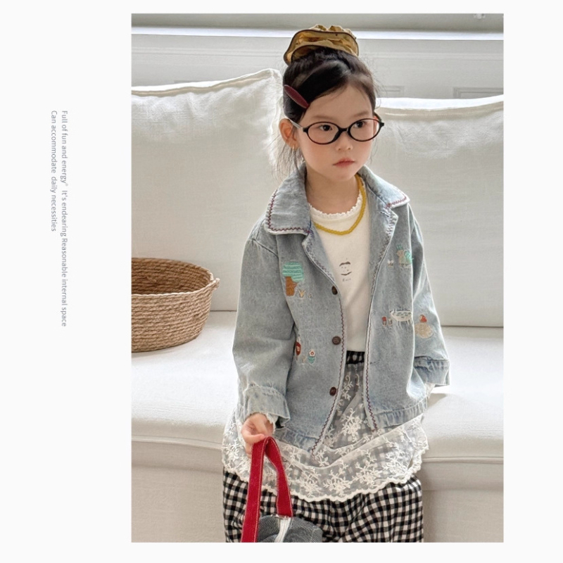 Džinsiniai marškiniai-jakaitė su siuvinėjimu, ruduo 2025, 64% medvilnė, vienu eiliu užsegimas