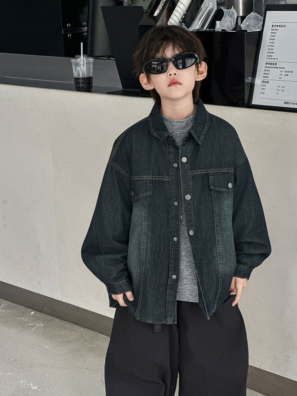 Παιδικό τζιν πουκάμισο-τζάκετ, μακριά μανίκια, γιακάς με πέτο, ύφασμα 72% βαμβάκι, 28% πολυεστέρας, παχυσμένο ύφασμα, φθινόπωρο 2025