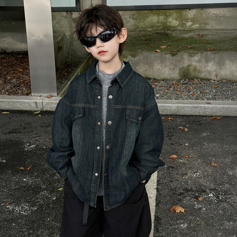 Παιδικό τζιν πουκάμισο-τζάκετ, μακριά μανίκια, γιακάς με πέτο, ύφασμα 72% βαμβάκι, 28% πολυεστέρας, παχυσμένο ύφασμα, φθινόπωρο 2025