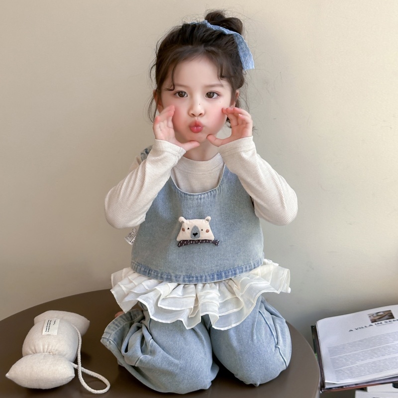 Lányoknak való denim három darabos szett, medvés mintával - hosszú ujjú felső, laza nadrág vállpántokkal, tavasz-ősz, 3–8 évesek