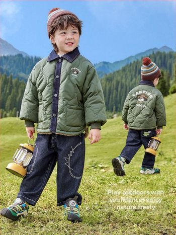 Poistele mõeldud paks polüester mantel džin-paneelidega, krae rever, kinnitamine varjatud nuppudega, talvine välisriietus lastele 3–8 aastat.