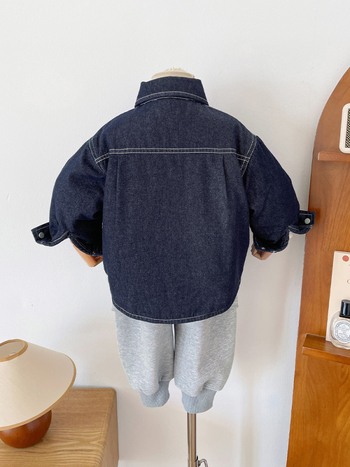 Vaikų šilto džinsinio marškinio-švarko, unisex, žiema 2025; audinys: 77.3% medvilnė, 12.9% poliesteris, 9.8% regeneruota celiuliozė; stora, vienos eilės užsegimas sagomis, be gobtuvo.