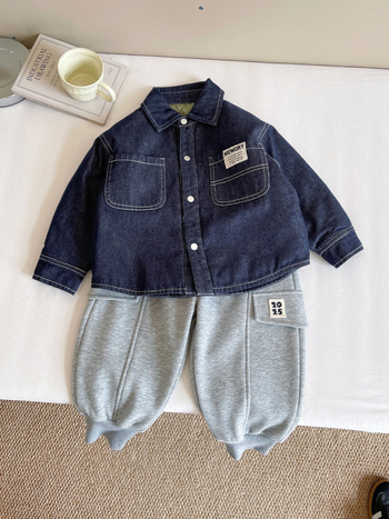 Vaikų šilto džinsinio marškinio-švarko, unisex, žiema 2025; audinys: 77.3% medvilnė, 12.9% poliesteris, 9.8% regeneruota celiuliozė; stora, vienos eilės užsegimas sagomis, be gobtuvo.