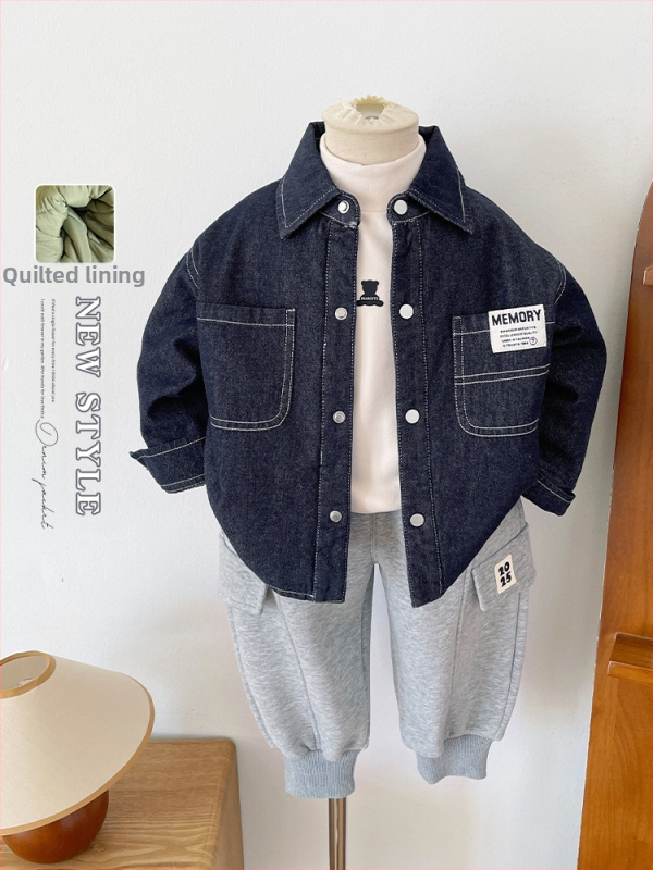 Vaikų šilto džinsinio marškinio-švarko, unisex, žiema 2025; audinys: 77.3% medvilnė, 12.9% poliesteris, 9.8% regeneruota celiuliozė; stora, vienos eilės užsegimas sagomis, be gobtuvo.