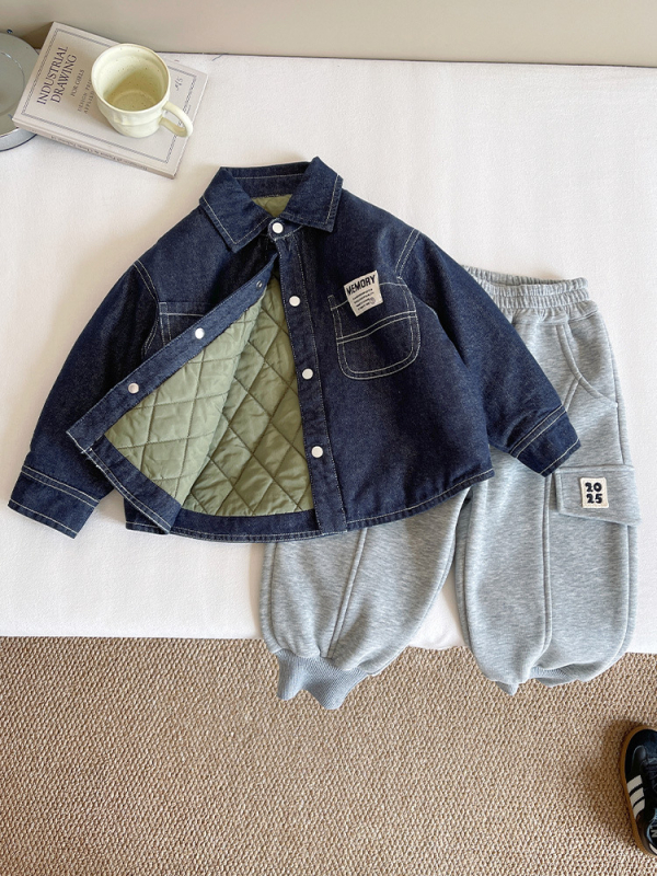 Vaikų šilto džinsinio marškinio-švarko, unisex, žiema 2025; audinys: 77.3% medvilnė, 12.9% poliesteris, 9.8% regeneruota celiuliozė; stora, vienos eilės užsegimas sagomis, be gobtuvo.