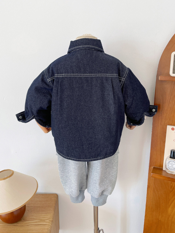 Vaikų šilto džinsinio marškinio-švarko, unisex, žiema 2025; audinys: 77.3% medvilnė, 12.9% poliesteris, 9.8% regeneruota celiuliozė; stora, vienos eilės užsegimas sagomis, be gobtuvo.