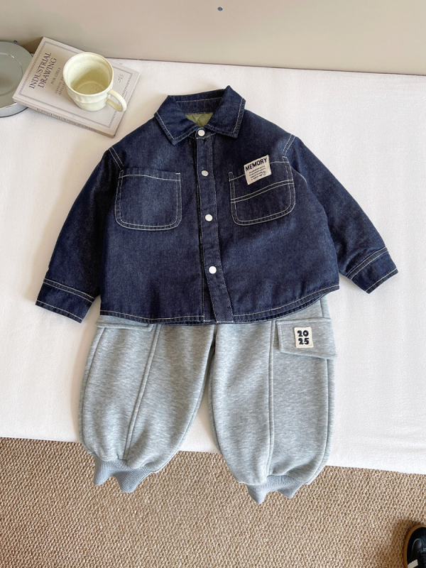 Vaikų šilto džinsinio marškinio-švarko, unisex, žiema 2025; audinys: 77.3% medvilnė, 12.9% poliesteris, 9.8% regeneruota celiuliozė; stora, vienos eilės užsegimas sagomis, be gobtuvo.