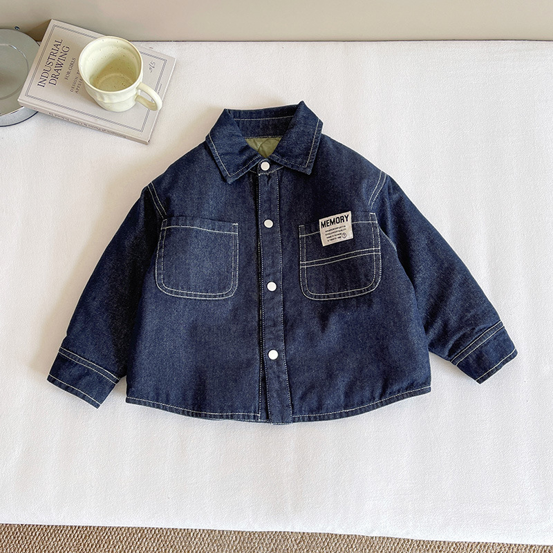 Vaikų šilto džinsinio marškinio-švarko, unisex, žiema 2025; audinys: 77.3% medvilnė, 12.9% poliesteris, 9.8% regeneruota celiuliozė; stora, vienos eilės užsegimas sagomis, be gobtuvo.