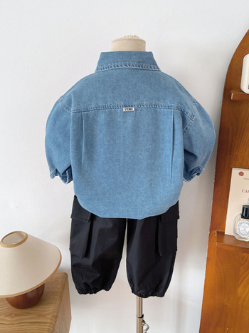 Детска деним риза в корейски стил, яка, дълги ръкави, буквено принт върху едноцветна тъкан, 70% памук / 20% регенерирана целулоза / 10% полиестер, есен 2025