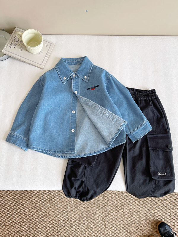 Детска деним риза в корейски стил, яка, дълги ръкави, буквено принт върху едноцветна тъкан, 70% памук / 20% регенерирана целулоза / 10% полиестер, есен 2025