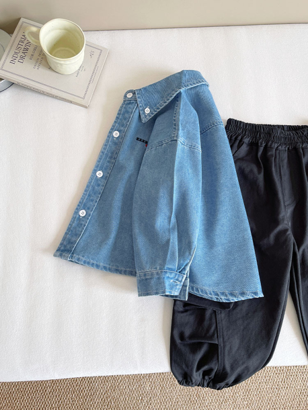 Детска деним риза в корейски стил, яка, дълги ръкави, буквено принт върху едноцветна тъкан, 70% памук / 20% регенерирана целулоза / 10% полиестер, есен 2025